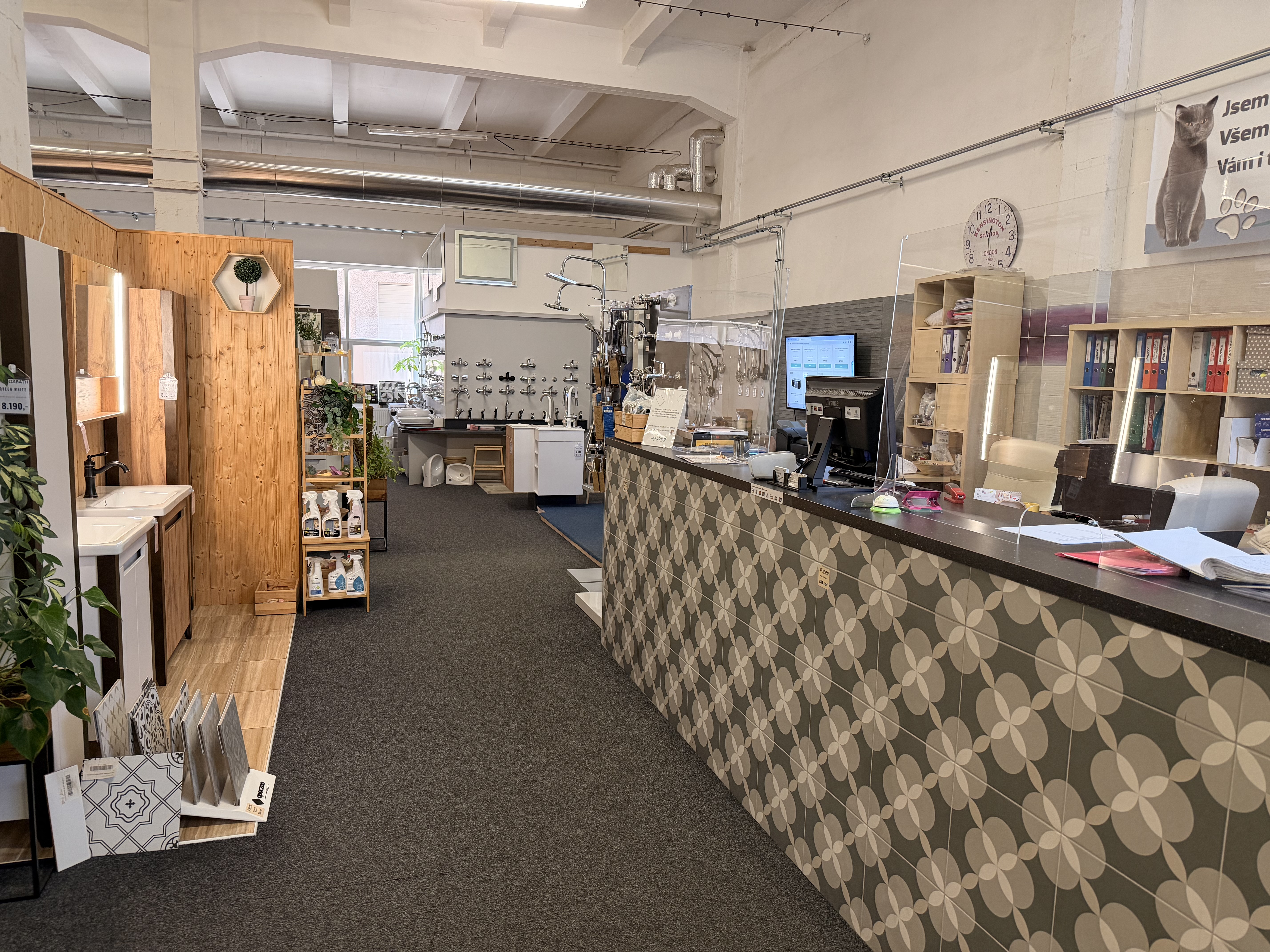 Vstupní část kamenné prodejny Aplomo koupelny